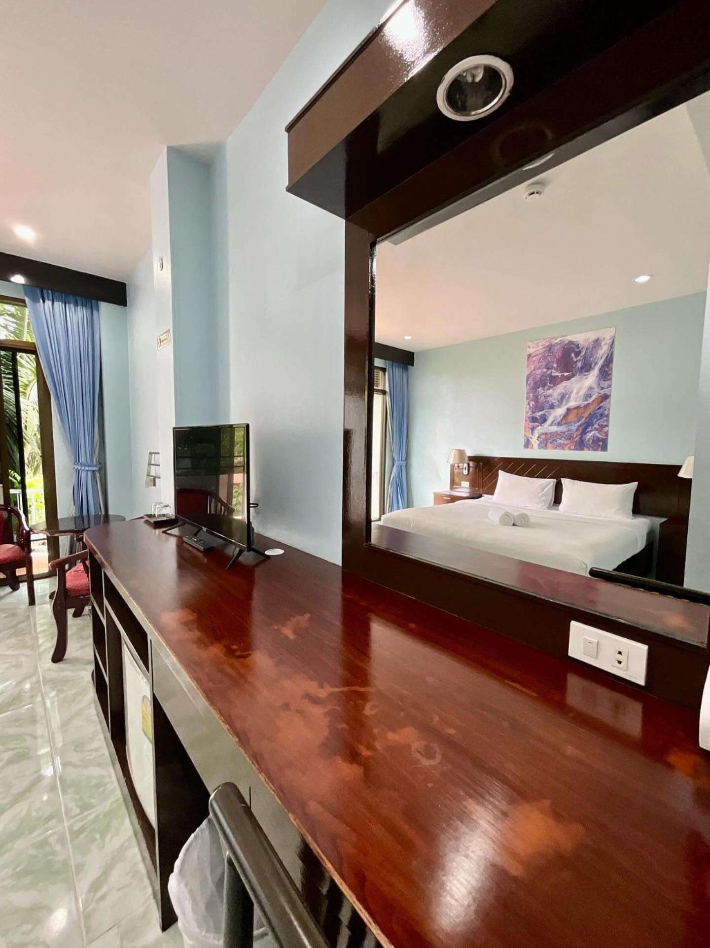 Riviera Patong Hotel Exterior photo
